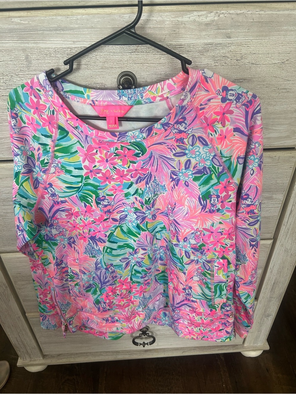 🩷 NWOT Lilly Pulitzer Sz L Disney Beach Comber Multi Disney Dreamin Pullover 🩷